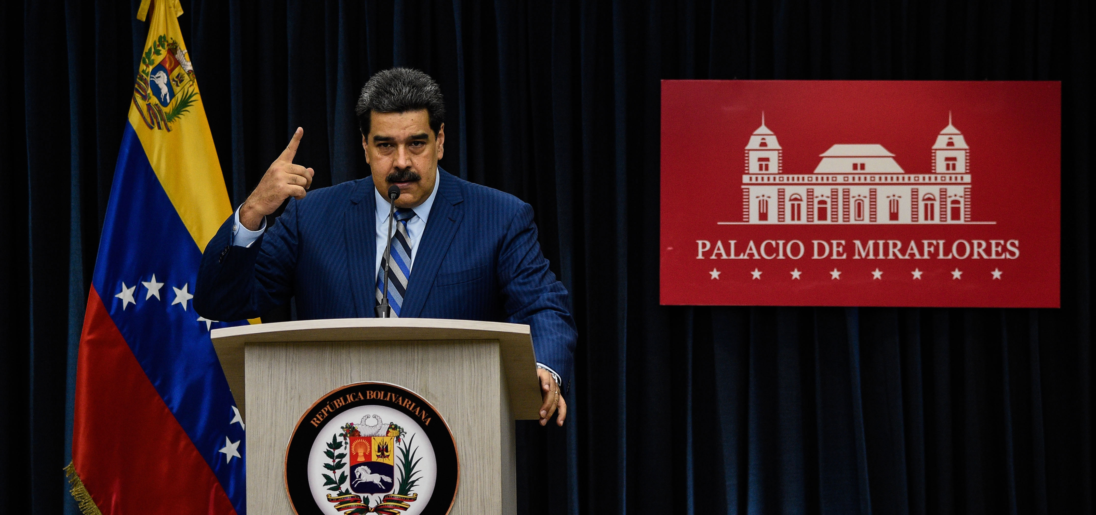 Aislado, Maduro inicia nuevo gobierno en una Venezuela colapsada