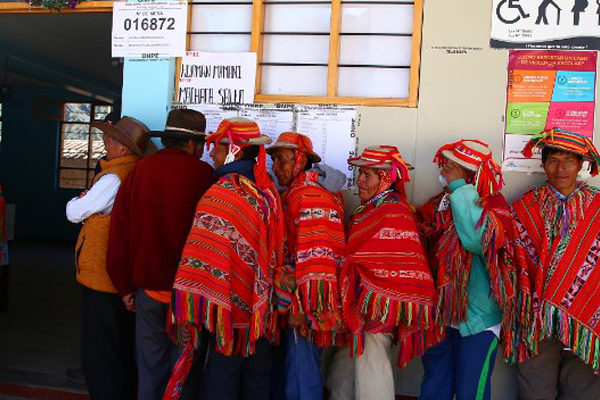 Peruanos apoyan abrumadoramente eliminar reelección de legisladores