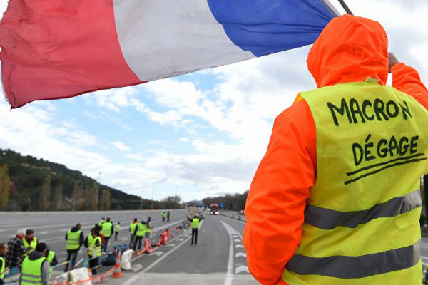 Francia ansiosa por medidas de Macron para desactivar crisis de chalecos amarillos