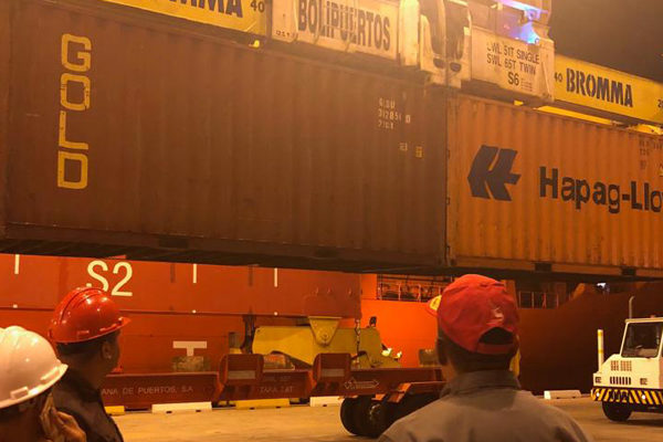 Bolipuertos descarga buque con 571 contenedores con juguetes y alimentos