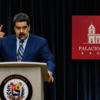 Aislado, Maduro inicia nuevo gobierno en una Venezuela colapsada