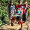 La odisea de un niño discapacitado en Indonesia para ir a la escuela