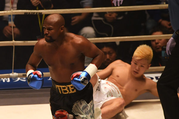 Mayweather derrota al japonés Nasukawa por KO técnico