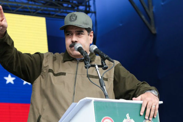 Maduro se apoya en los militares ante respaldo internacional a opositor Guaidó