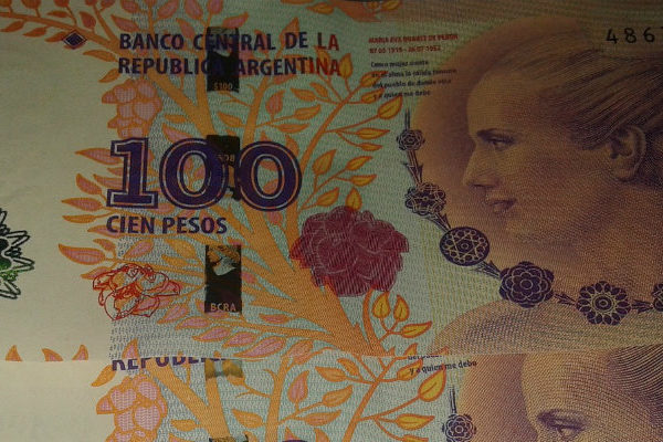 Precio del dólar en Argentina pulveriza su anterior récord en el mercado informal