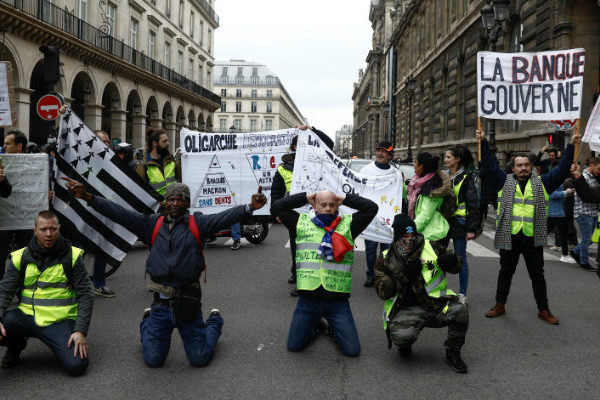 Baja la participación en protestas en Francia, tensión en las fronteras