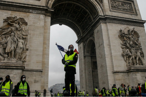 Macron busca una salida a la crisis de los chalecos amarillos