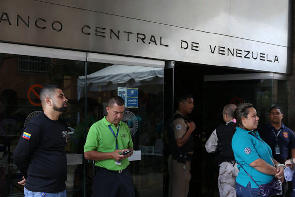 Liberados sindicalistas del BCV detenidos tras reunirse con Guaidó