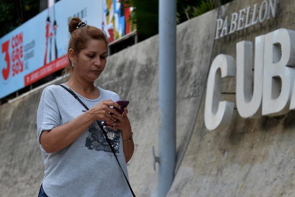 Cubanos, teléfono en mano, llegan ¡al fin! a internet