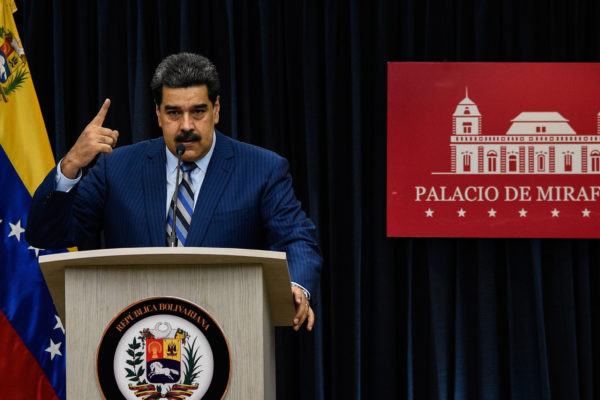 Aislado, Maduro inicia nuevo gobierno en una Venezuela colapsada