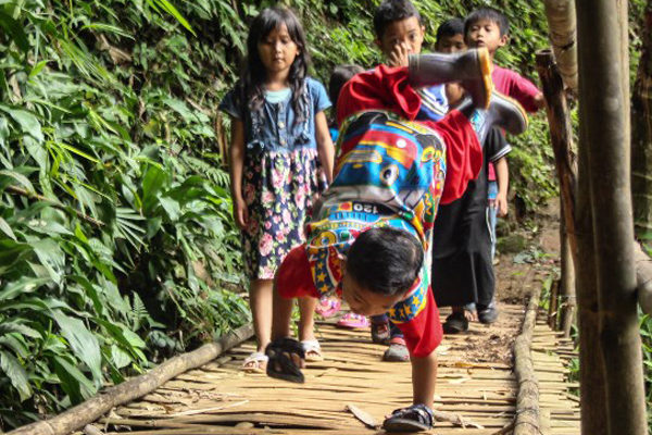 La odisea de un niño discapacitado en Indonesia para ir a la escuela