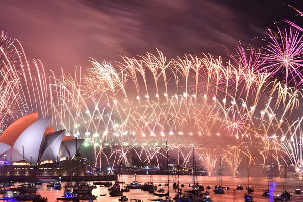 El mundo estalla en fuegos artificiales y deja atrás un año turbulento