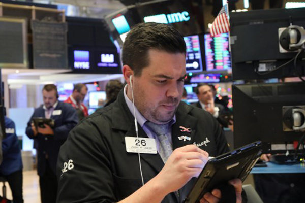 Wall Street modera su caída al cierre y el Dow Jones baja un 1,61 %