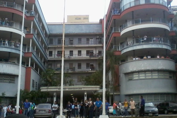 Falla eléctrica en hospital de Caracas deja al menos dos muertos