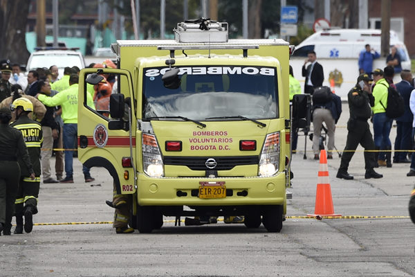 Ocho muertos y 10 heridos por carro bomba en academia policial de Bogotá