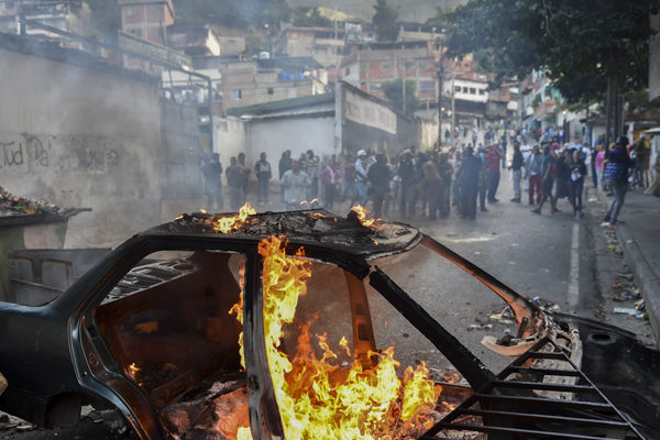 Vecinos de Cotiza manifestaron en apoyo a militares sublevados contra Maduro