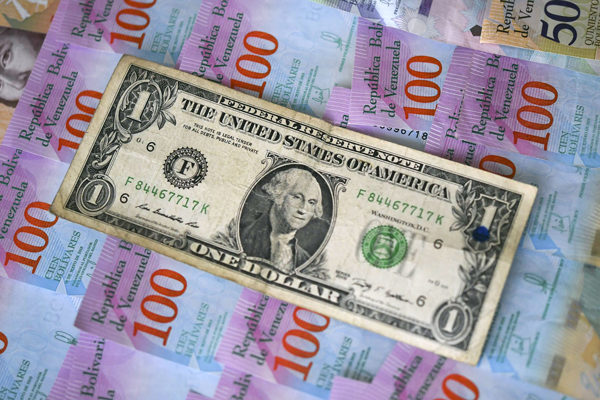 El bolívar se devalúa un 1,3% cada día frente al dólar oficial