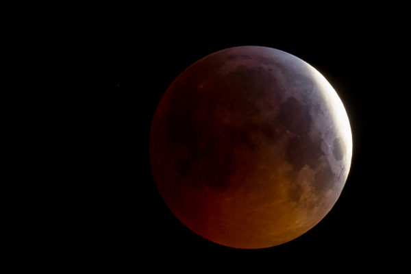 Cautivante eclipse total de Luna