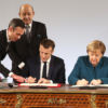 Macron y Merkel firman una nueva alianza franco-alemana, criticada por los nacionalistas