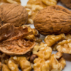 Menos carne y más nueces, la receta de los expertos para comer mejor