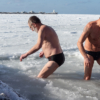 Rusos se zambullen en aguas heladas para celebrar la Epifanía