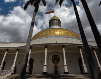 Maduro asegura que 95 partidos políticos opositores participarán en parlamentarias