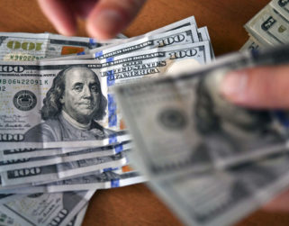 Precio del dólar oficial sube y supera al paralelo que continúa su descenso
