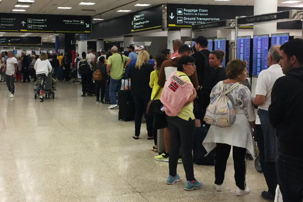 Largas filas en aeropuerto de Miami por cierre del gobierno de EEUU