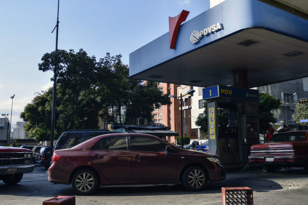 Denuncia dirigente: en junio dolarizarían precios de la gasolina