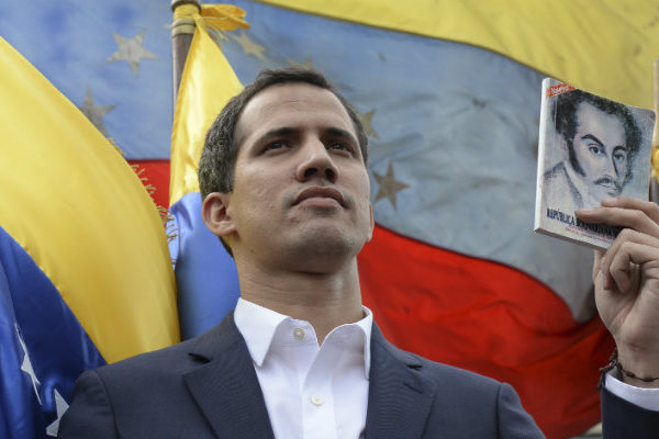 General de aviación venezolana desconoce a Maduro y reconoce a Guaidó