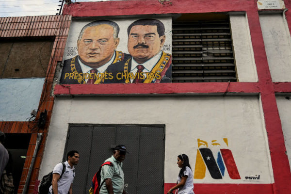 Con uñas y dientes chavistas juran defender la revolución frente a EEUU