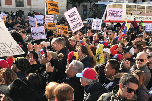 Un centenar de venezolanos en Madrid repudia a Nicolás Maduro