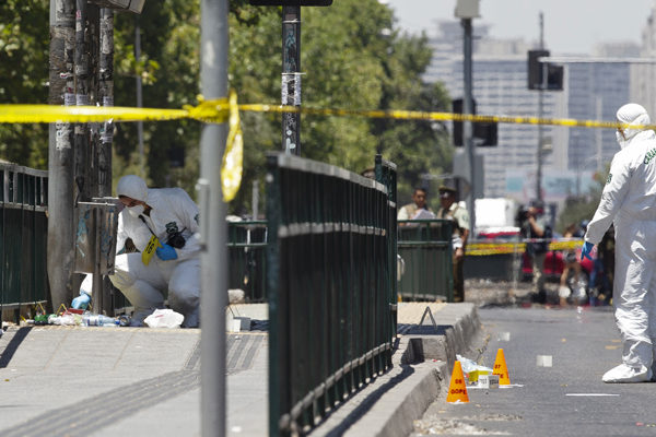 Dos venezolanos heridos tras explosión en parada de bus en Chile