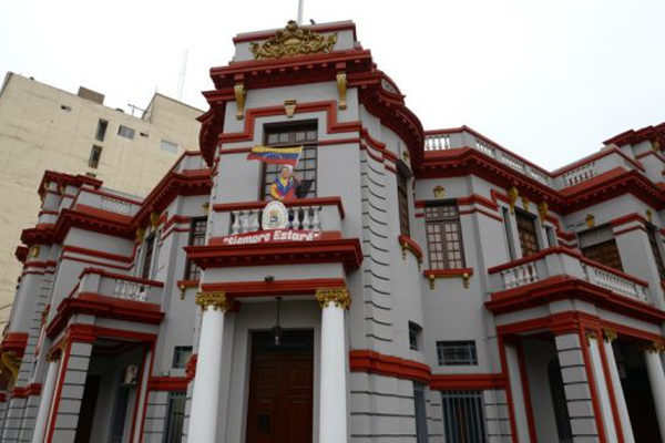 Cancillería denuncia ataques contra embajada venezolana en Perú