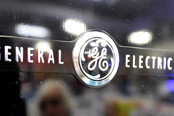 General Electric asume cargos por problemas de Boeing pero mejora perspectivas