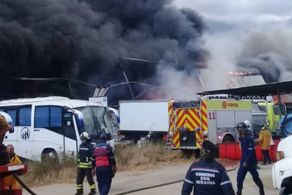 Gobierno acusa a opositores de incendio el galpón del IVSS