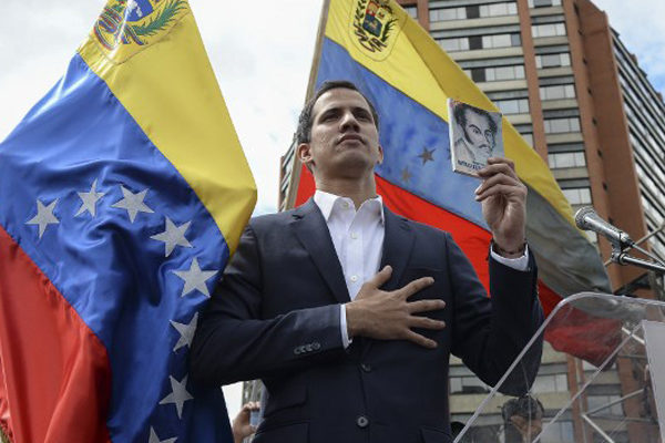 Juan Guaidó se proclama como presidente encargado de Venezuela