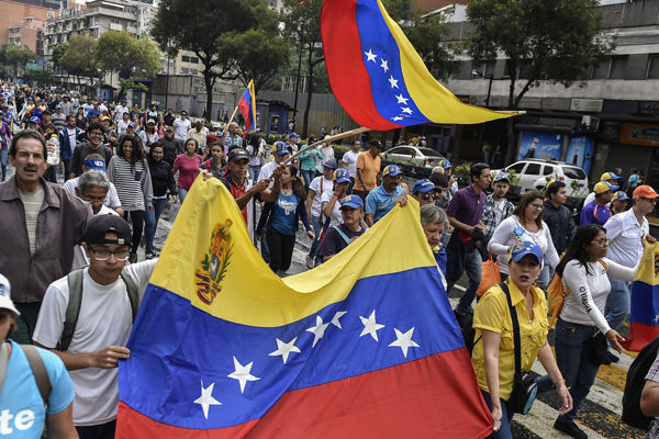Opositores desafían en las calles segundo mandato de Maduro
