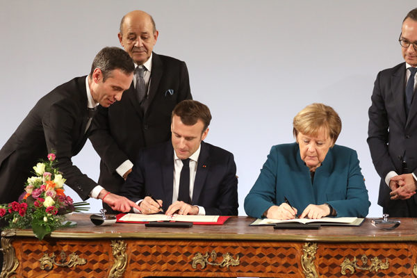 Macron y Merkel firman una nueva alianza franco-alemana, criticada por los nacionalistas