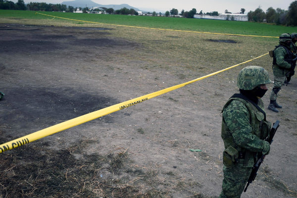 Sube a 89 el número de muertos en México por explosión de ducto saqueado