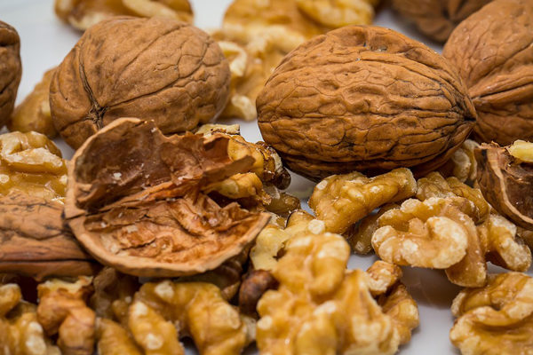 Menos carne y más nueces, la receta de los expertos para comer mejor