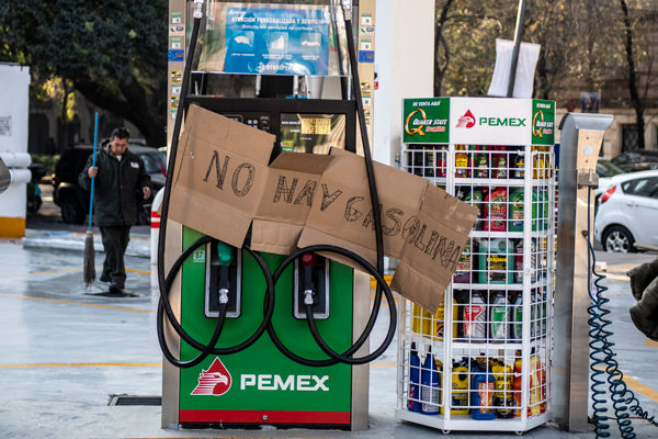 López Obrador pide no entrar en pánico ante la escasez de gasolina en México