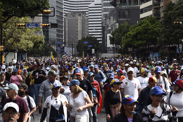 Decenas de miles de opositores se movilizan en Caracas