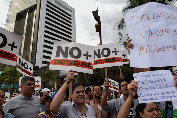 Con cacerolas y pancartas opositores protestaron en Venezuela