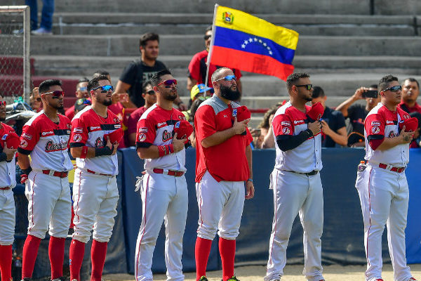 Venezolanos intentan apartar la crisis con béisbol en Serie del Caribe