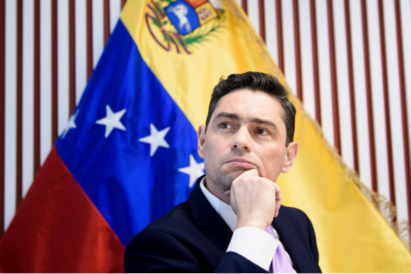 Vecchio pide a España impulsar más sanciones contra Maduro en la UE