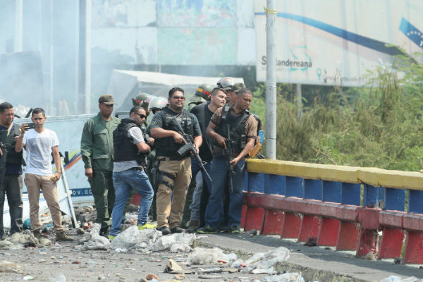 Venezuela ubica nuevos obstáculos en principal puente fronterizo con Colombia