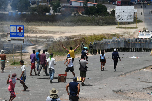Al menos cuatro muertos en Venezuela en disturbios por bloqueo de ayuda