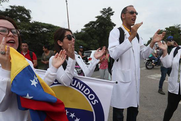 Médicos venezolanos denuncian agresión permanente del gobierno de Maduro