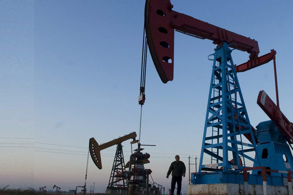 Producción petrolera volvió a caer en junio a 734.000 barriles diarios